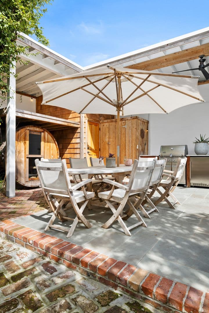 Charleston House: 70 Ashe Street