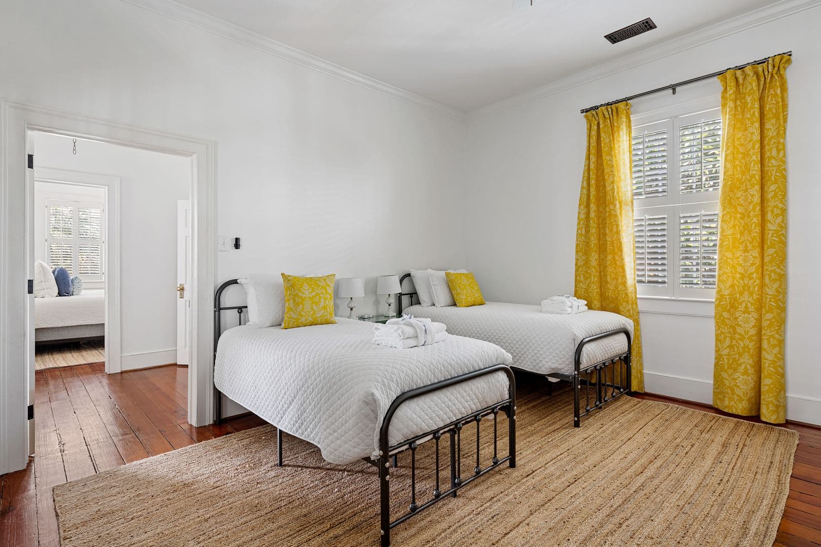 Charleston House: 123 Queen Street