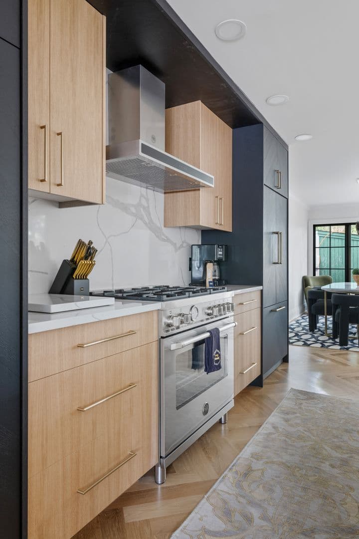 Charleston House: 5 1/2 Bennett Street