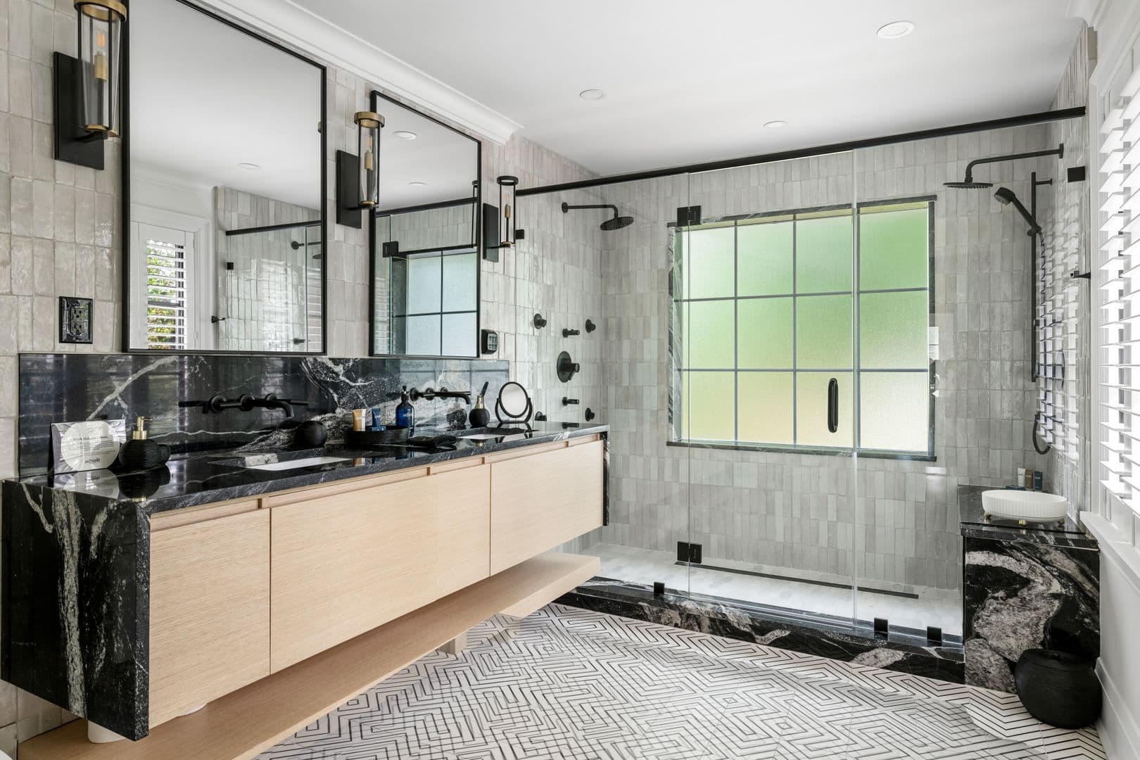 Charleston House: 5 1/2 Bennett Street