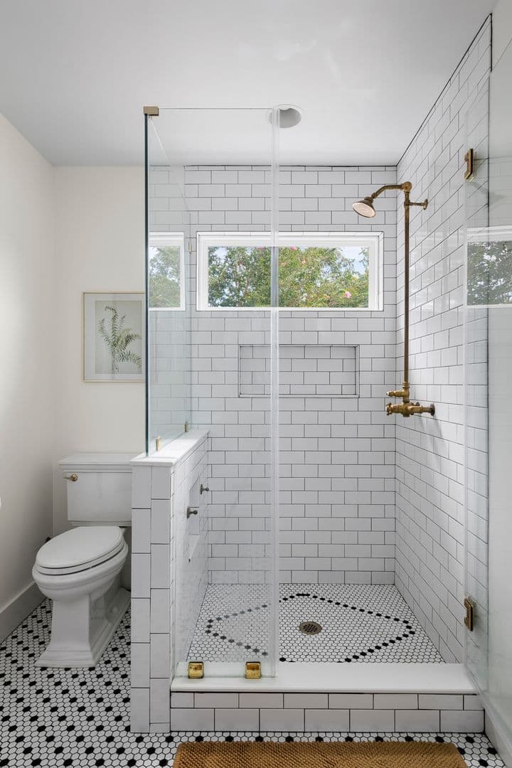 Charleston House: 2 1/2 Larnes Street