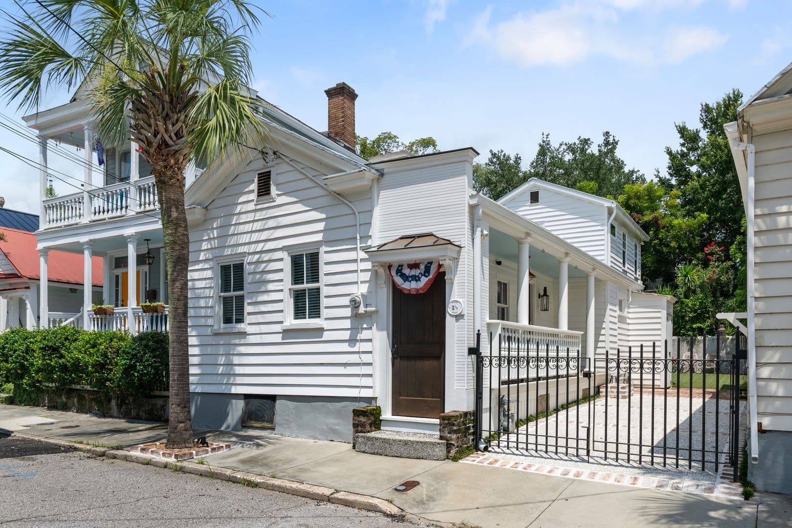 Charleston House: 2 1/2 Larnes Street