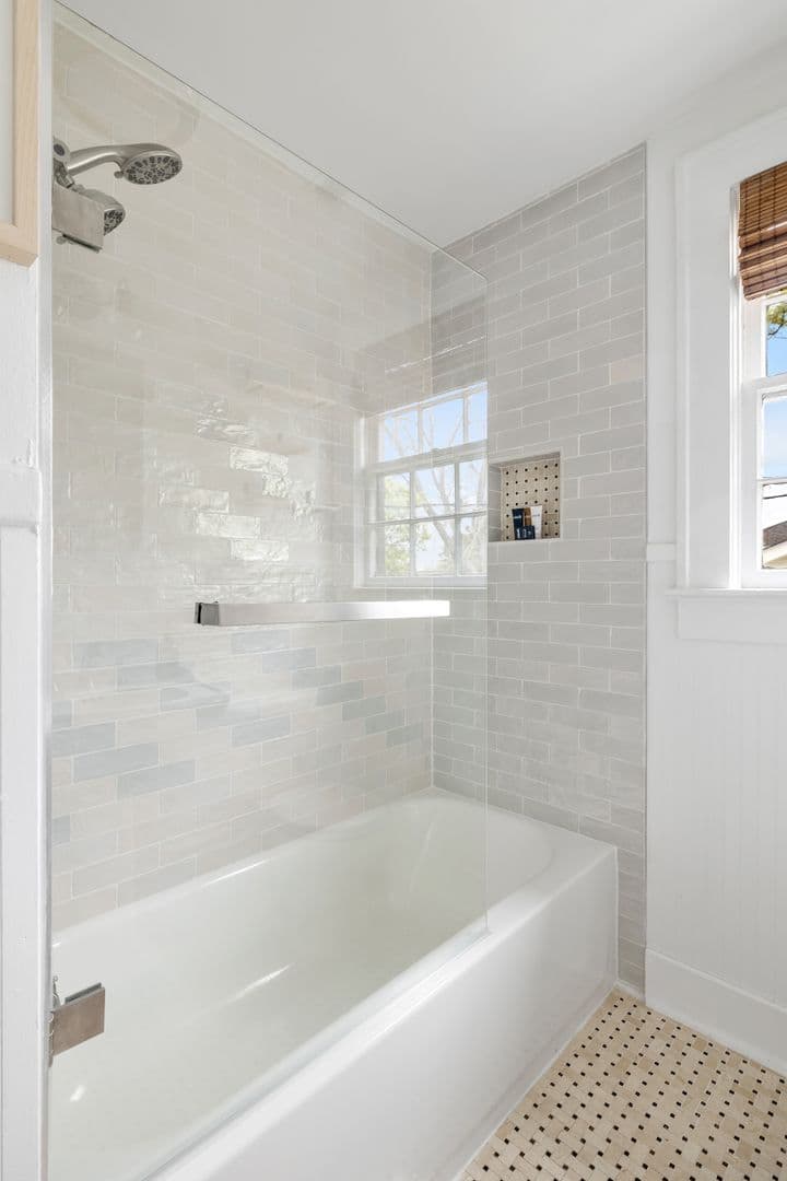 Charleston House: 20 Dunnemann Avenue