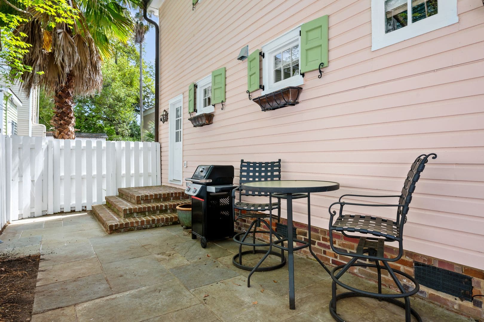 Charleston House: 6 Smith Place