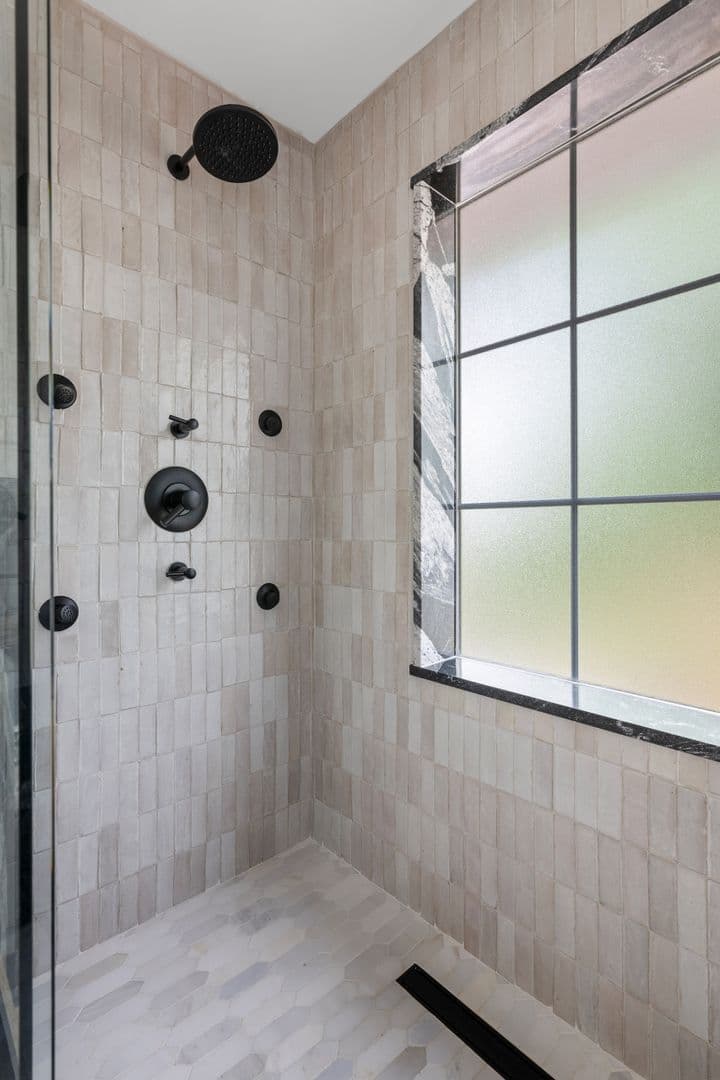 Charleston House: 5 1/2 Bennett Street
