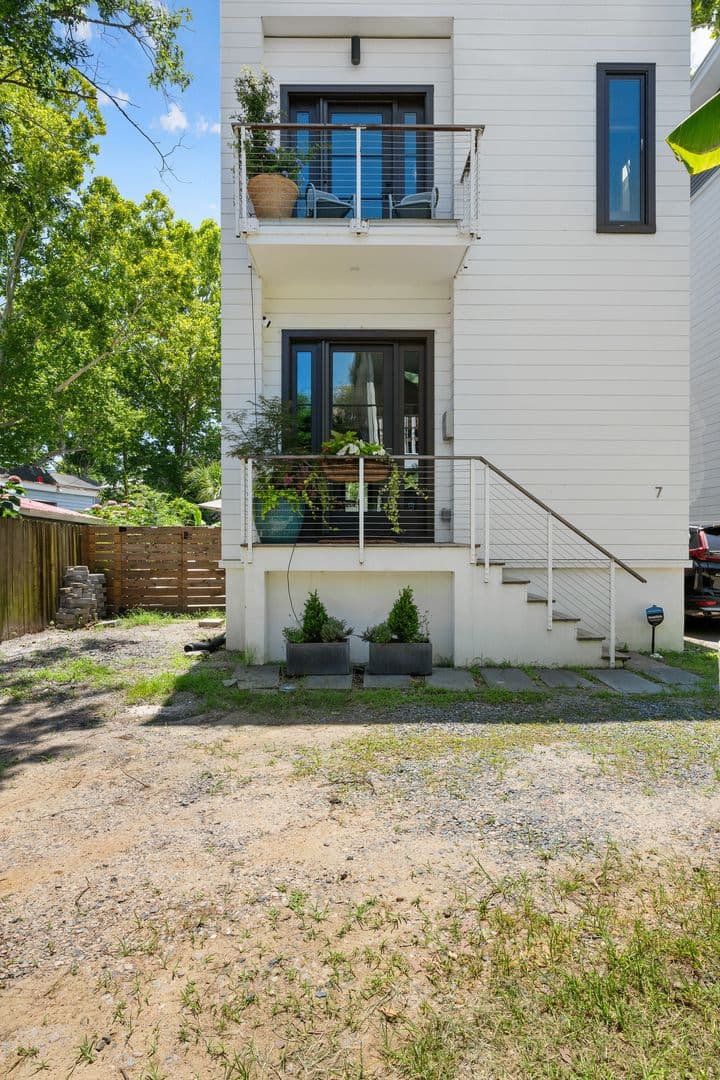 Charleston House: 7 Carrere Court