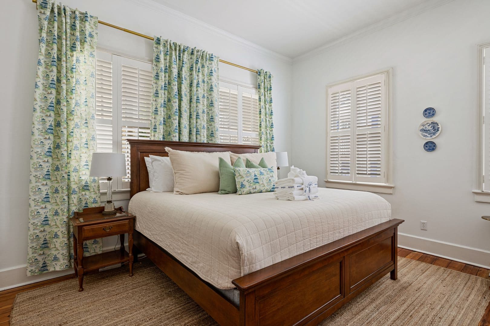 Charleston House: 123 Queen Street
