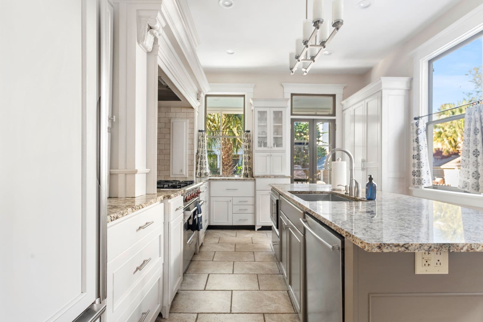 Charleston House: 5 Colonial Street