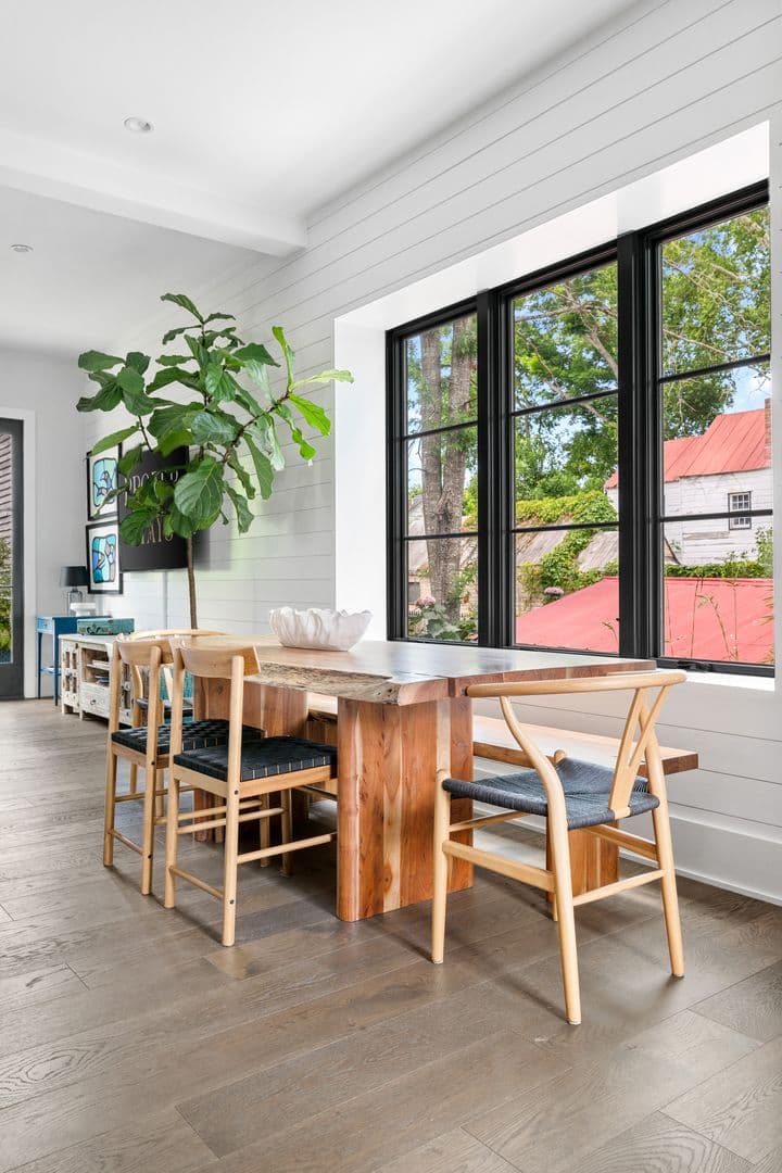 Charleston House: 7 Carrere Court