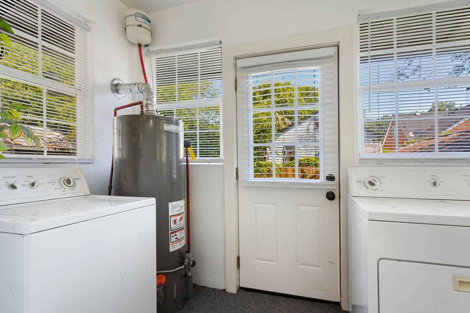 Charleston House: 20 Dunnemann Avenue