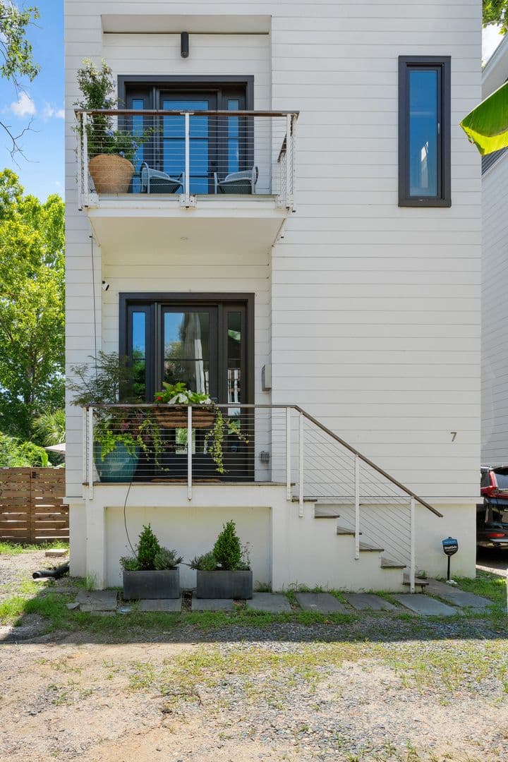 Charleston House: 7 Carrere Court