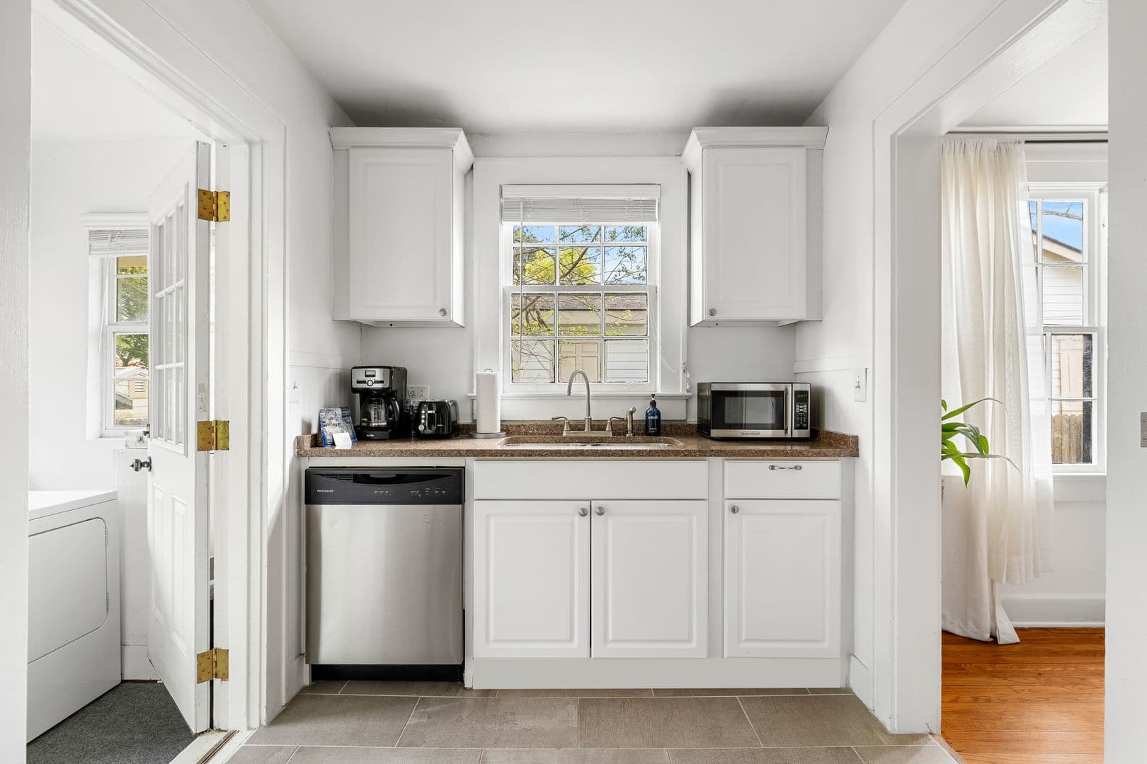 Charleston House: 20 Dunnemann Avenue