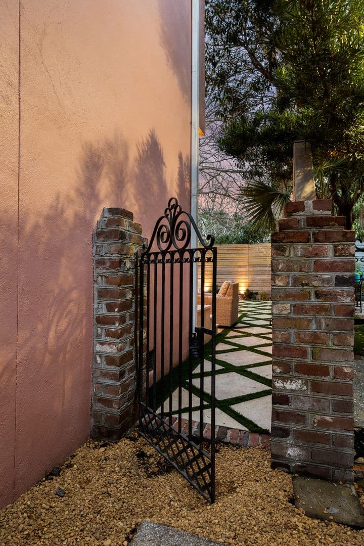 Charleston House: 5 1/2 Bennett Street