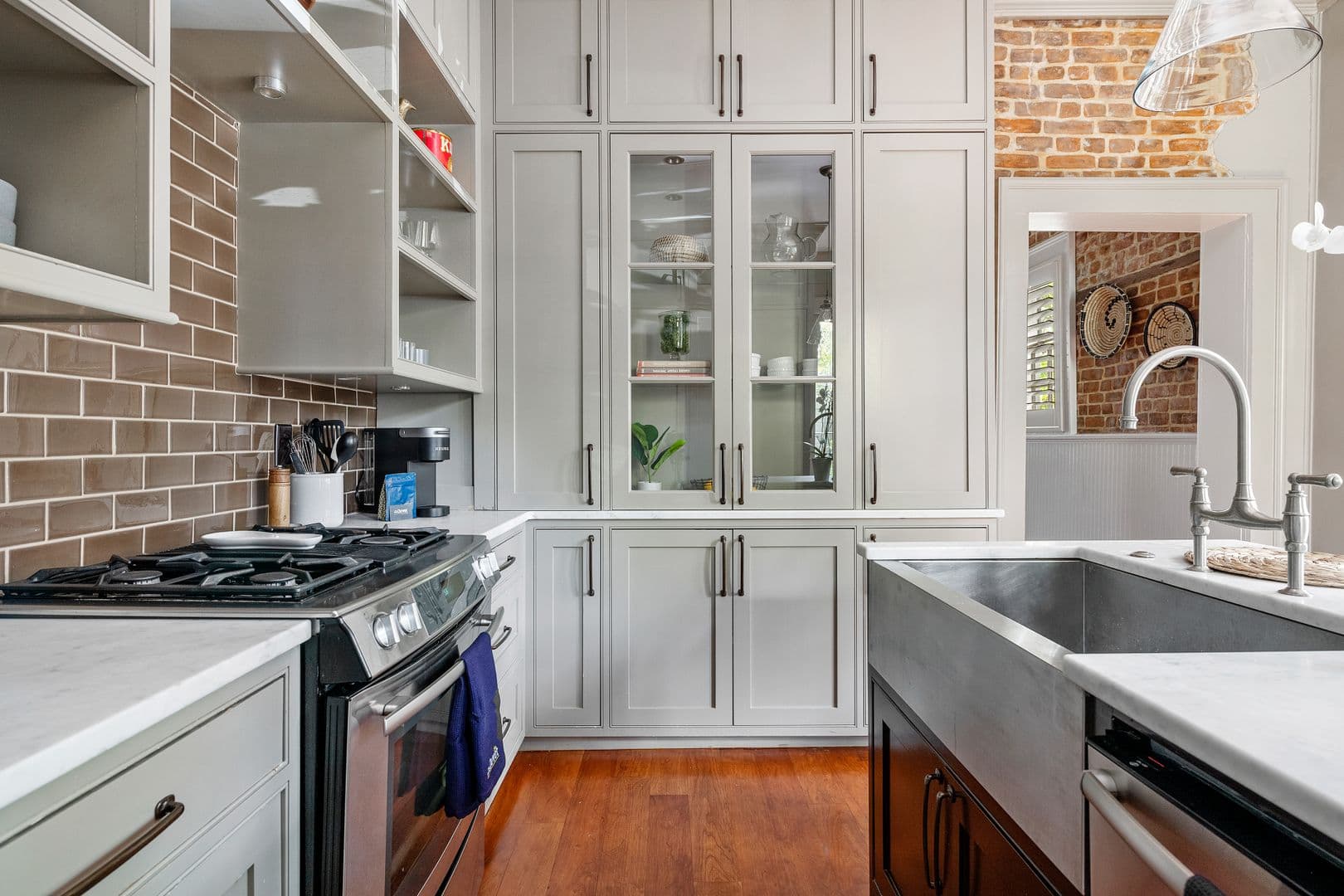 Charleston House: 46 Wentworth Street