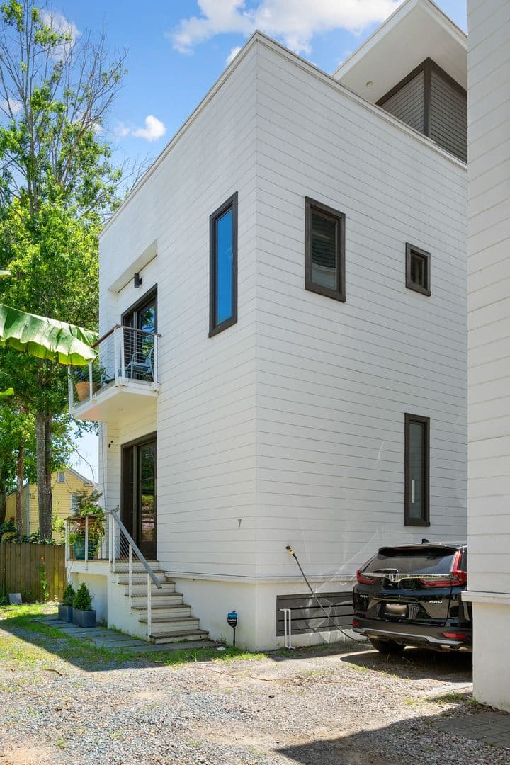 Charleston House: 7 Carrere Court