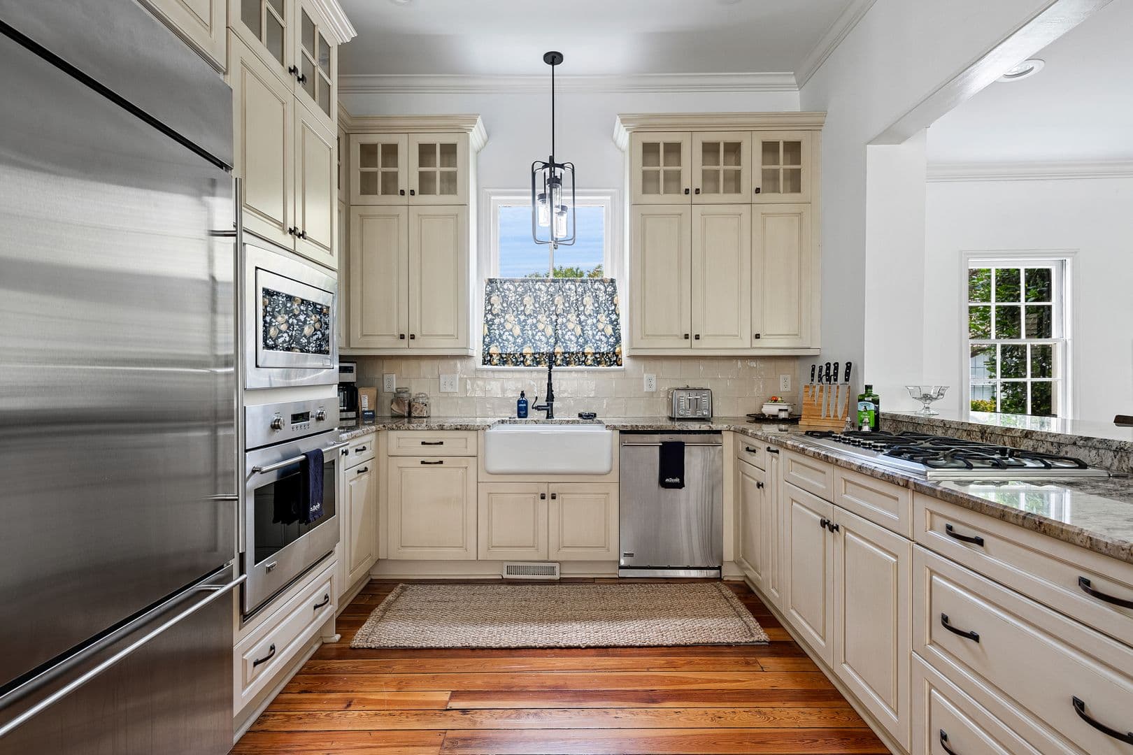 Charleston House: 123 Queen Street