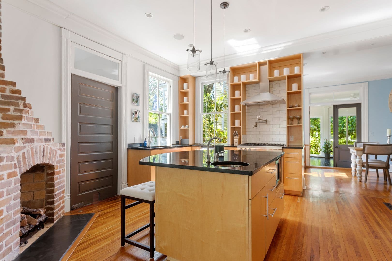 Charleston House: 80 Vanderhorst Street