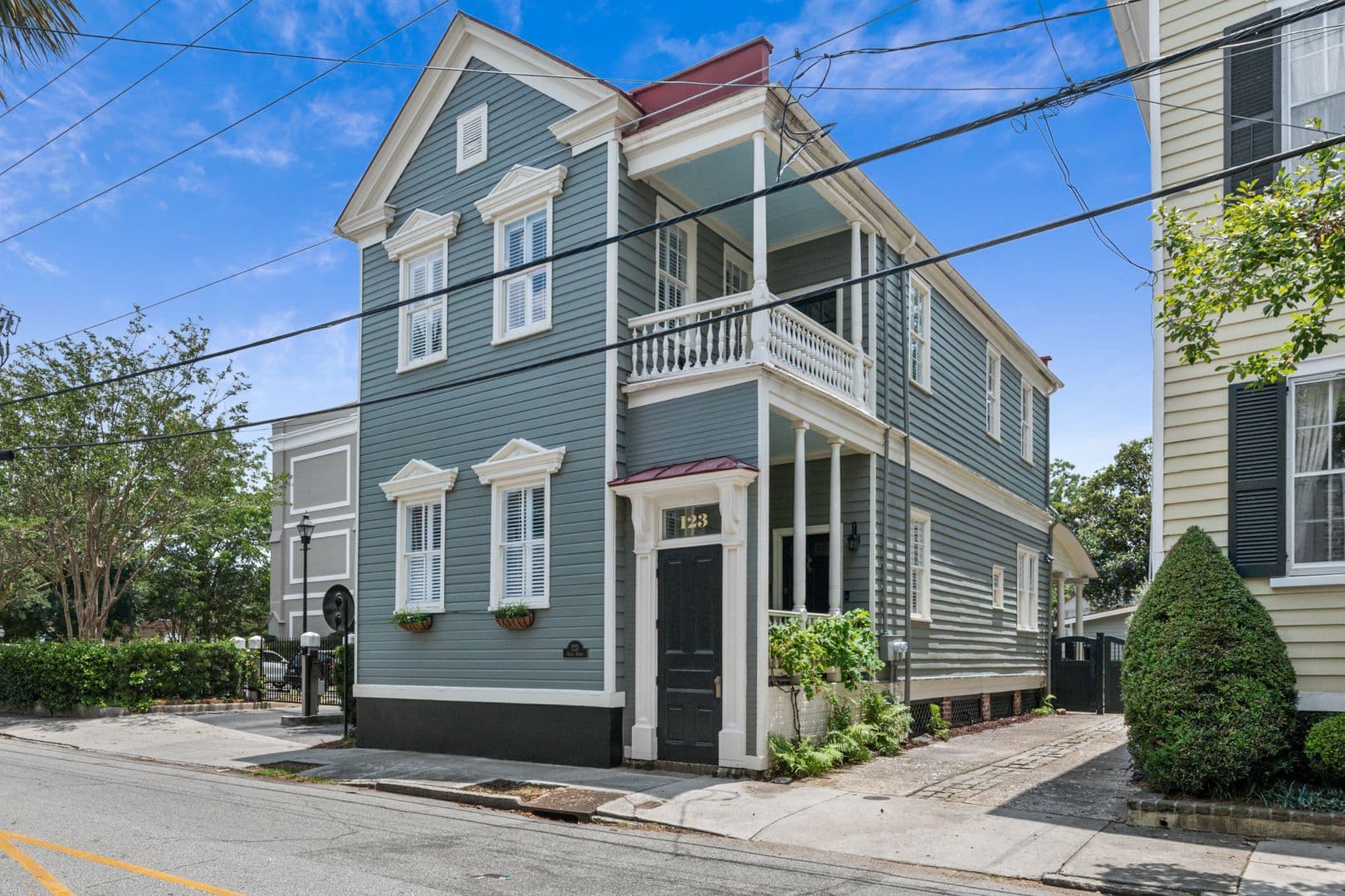 Charleston House: 123 Queen Street