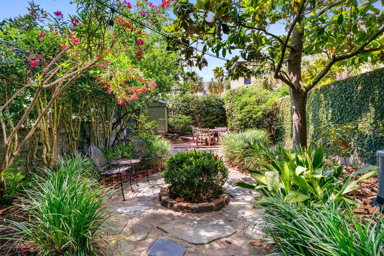 Charleston House: 46 Wentworth Street
