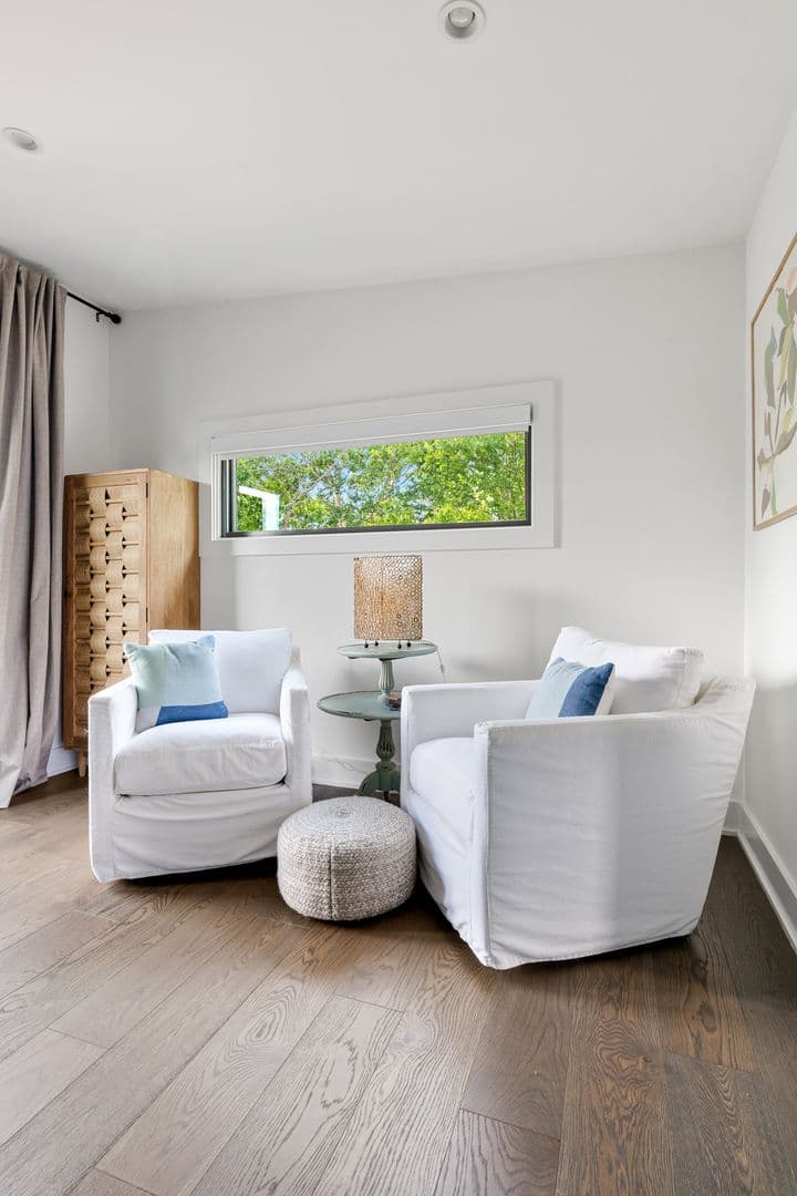 Charleston House: 7 Carrere Court