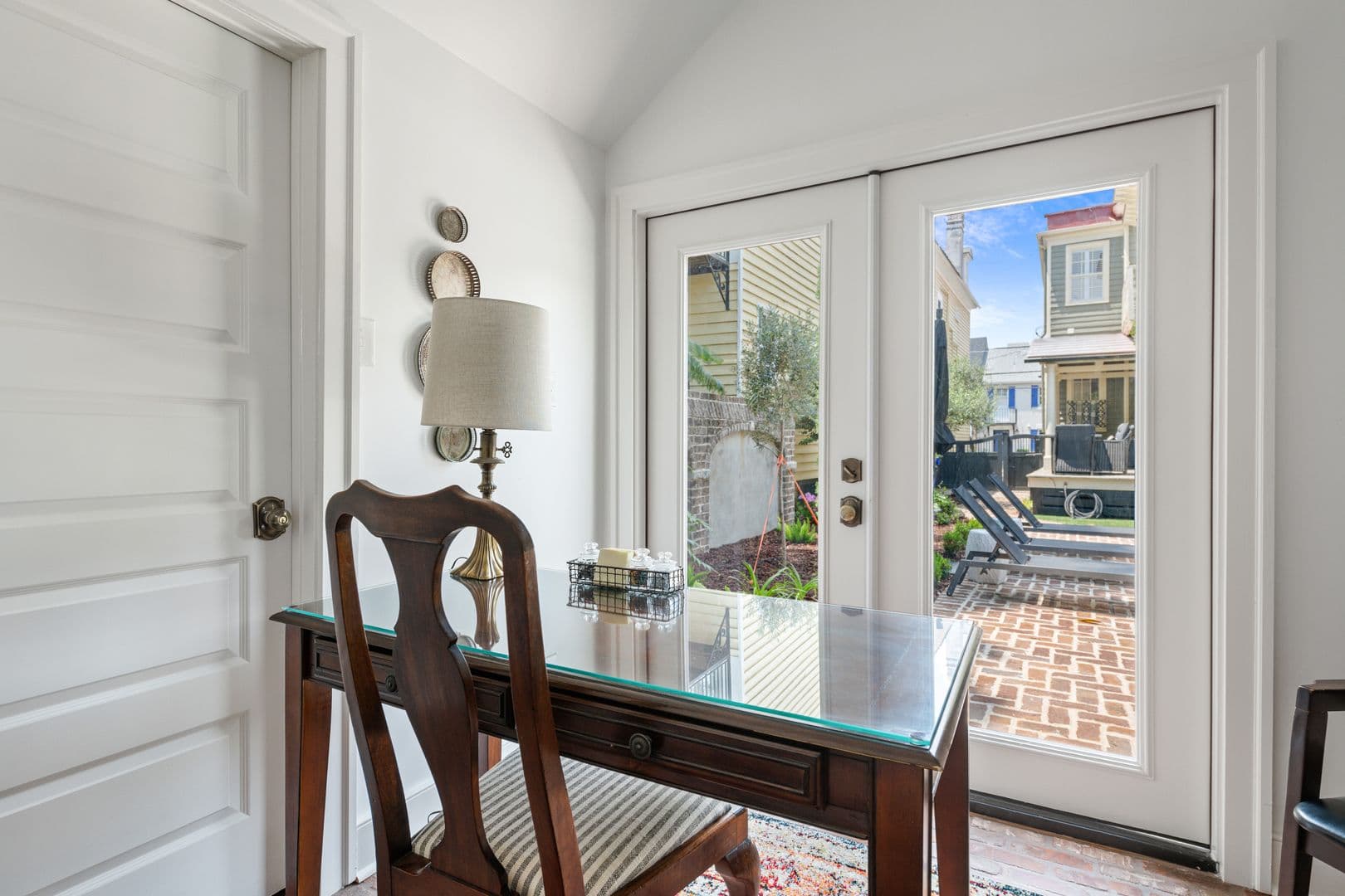Charleston House: 123 Queen Street