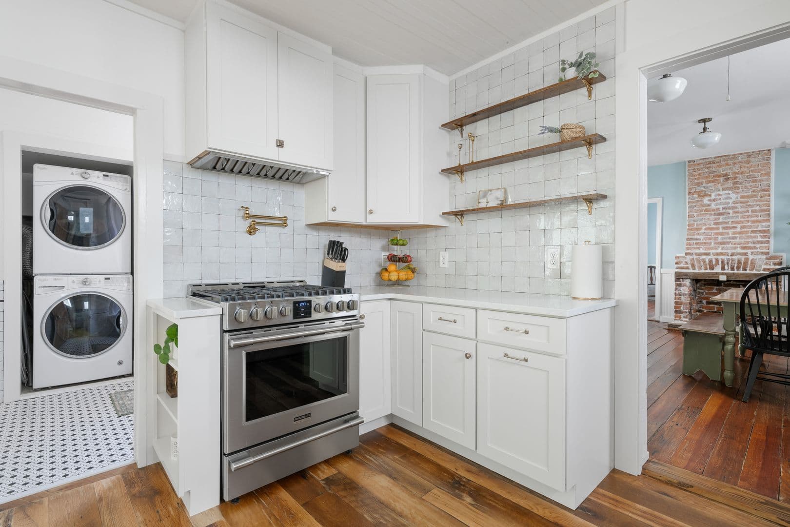 Charleston House: 2 1/2 Larnes Street
