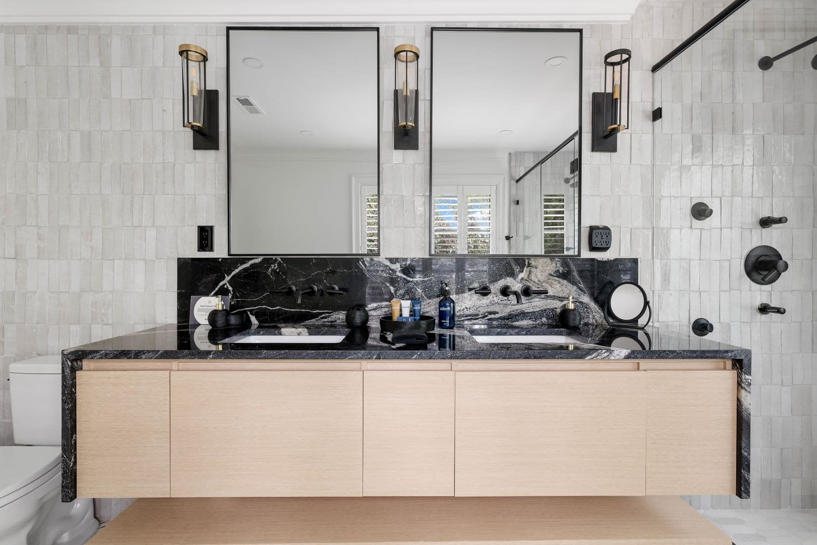 Charleston House: 5 1/2 Bennett Street