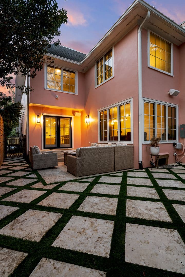 Charleston House: 5 1/2 Bennett Street