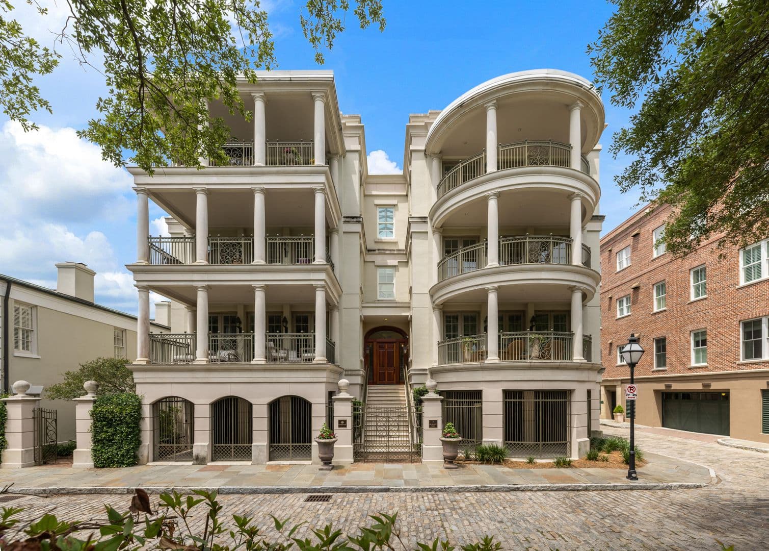 Charleston House: 5 Middle Atlantic Wharf