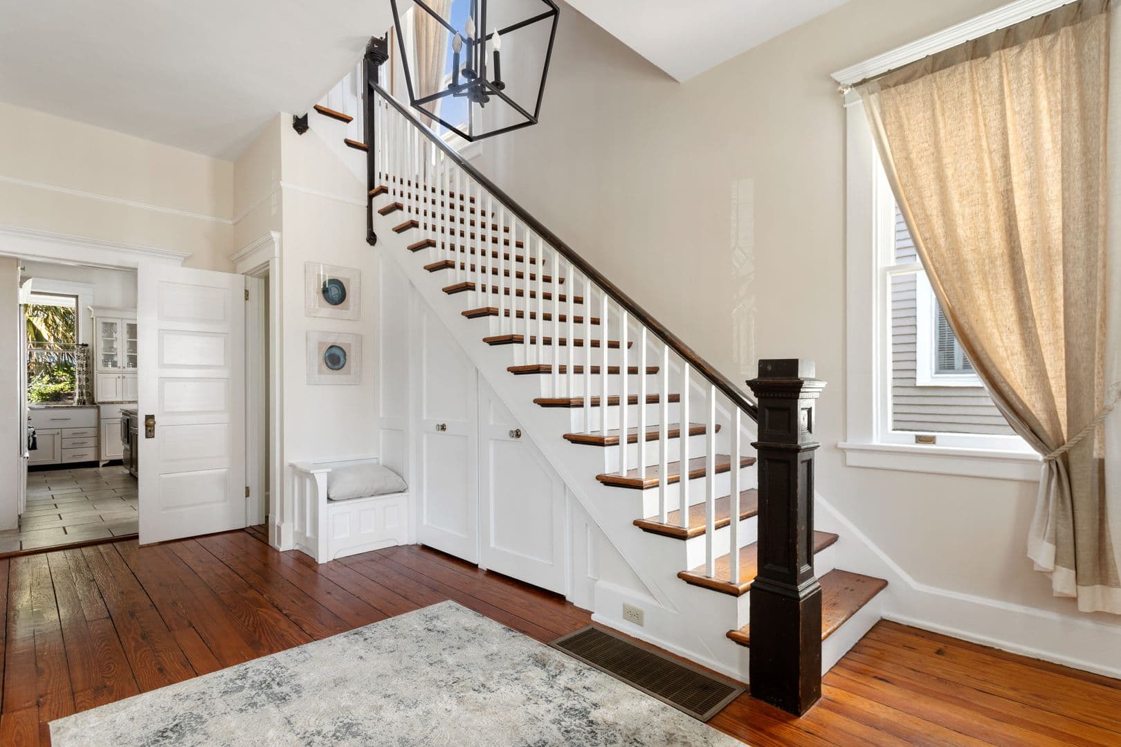 Charleston House: 5 Colonial Street
