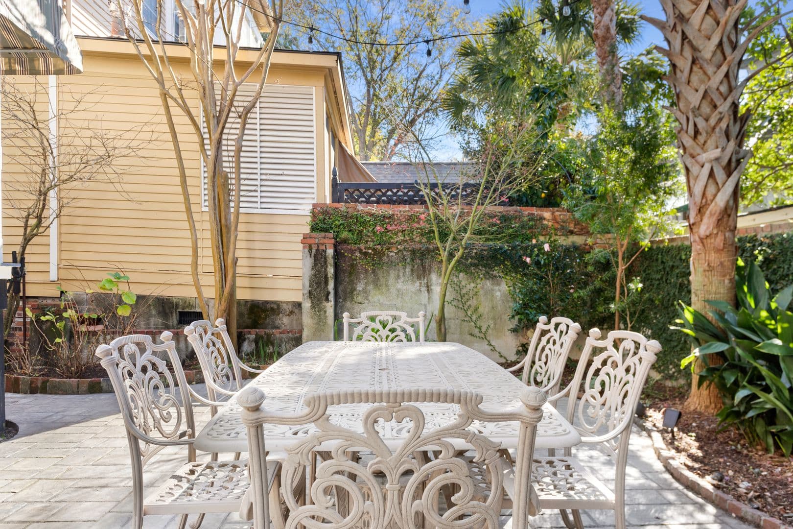 Charleston House: 5 Colonial Street