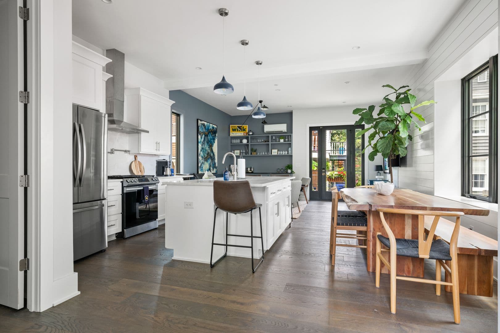 Charleston House: 7 Carrere Court