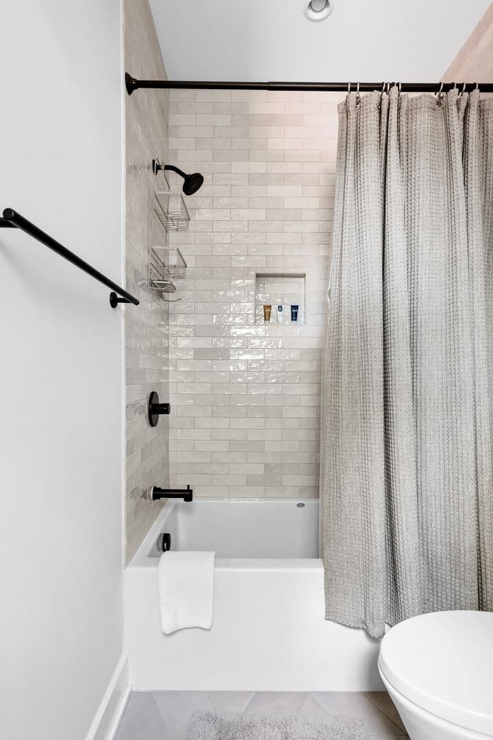 Charleston House: 7 Carrere Court