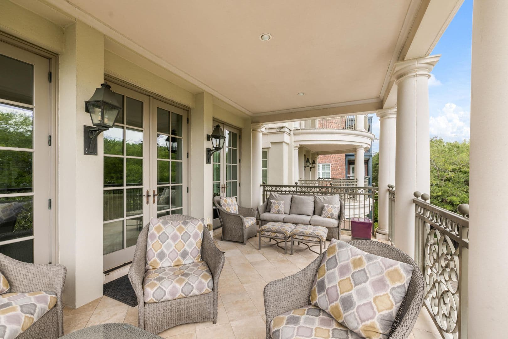 Charleston House: 5 Middle Atlantic Wharf