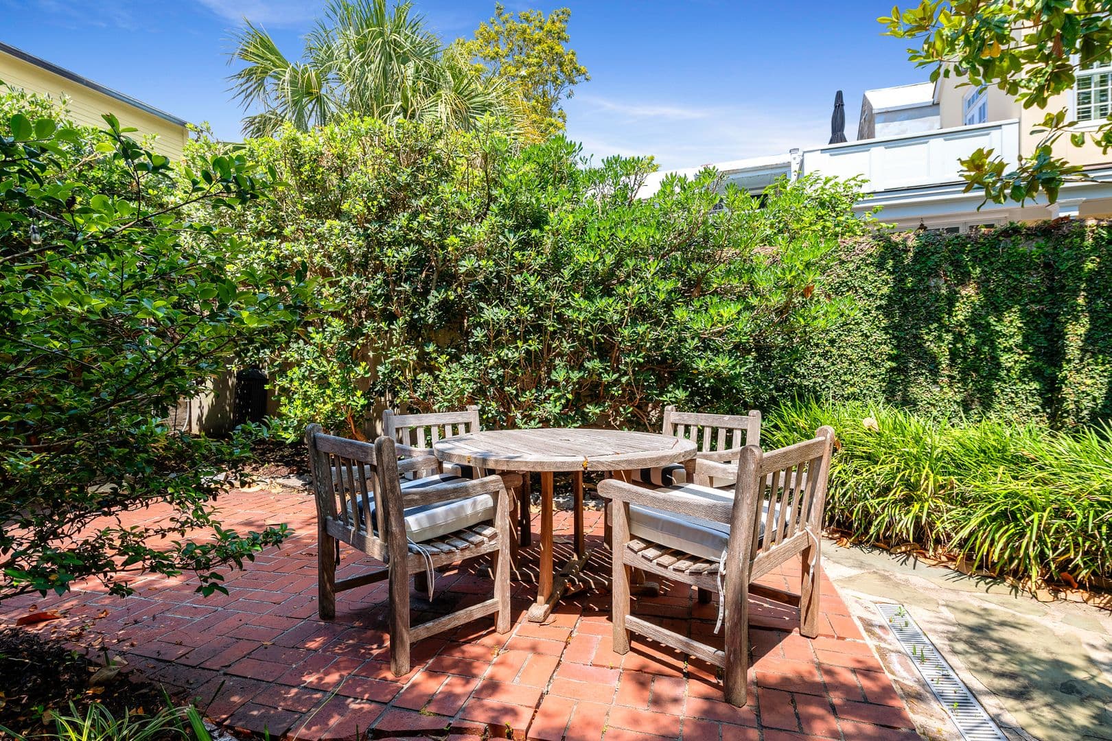 Charleston House: 46 Wentworth Street