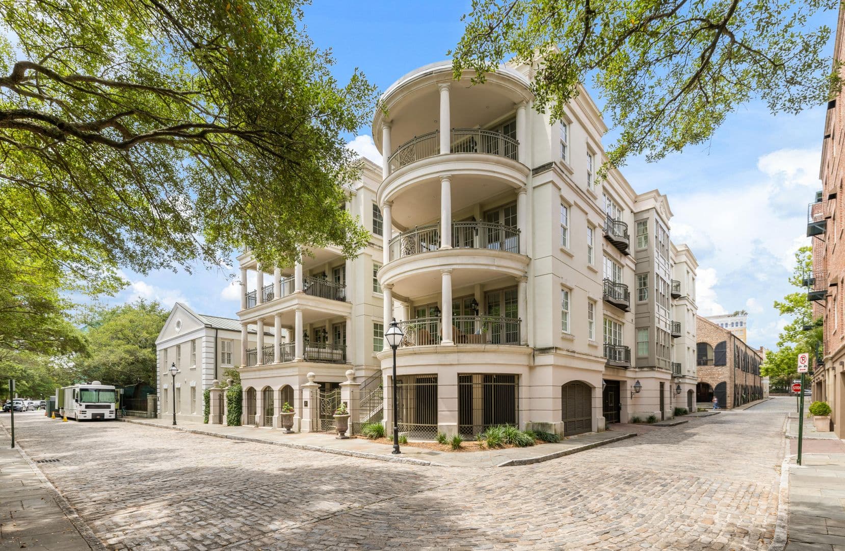 Charleston House: 5 Middle Atlantic Wharf