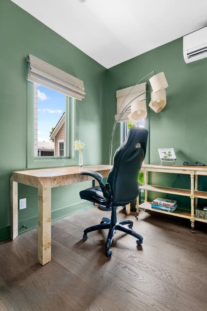 Charleston House: 7 Carrere Court
