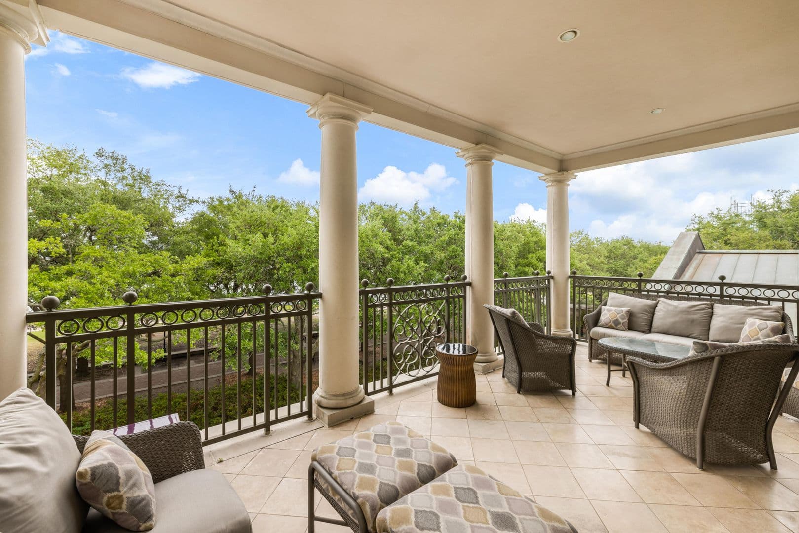 Charleston House: 5 Middle Atlantic Wharf