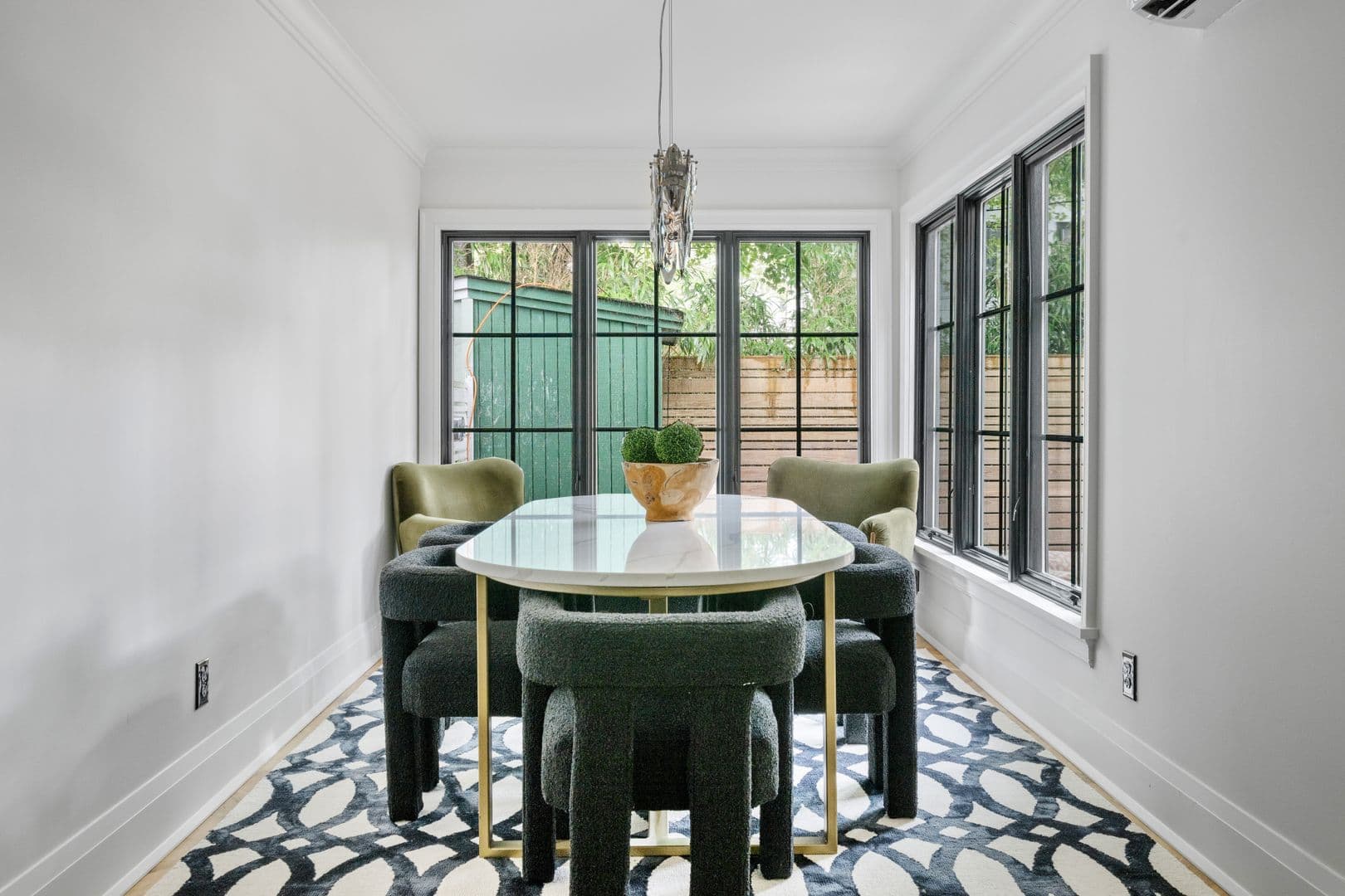 Charleston House: 5 1/2 Bennett Street