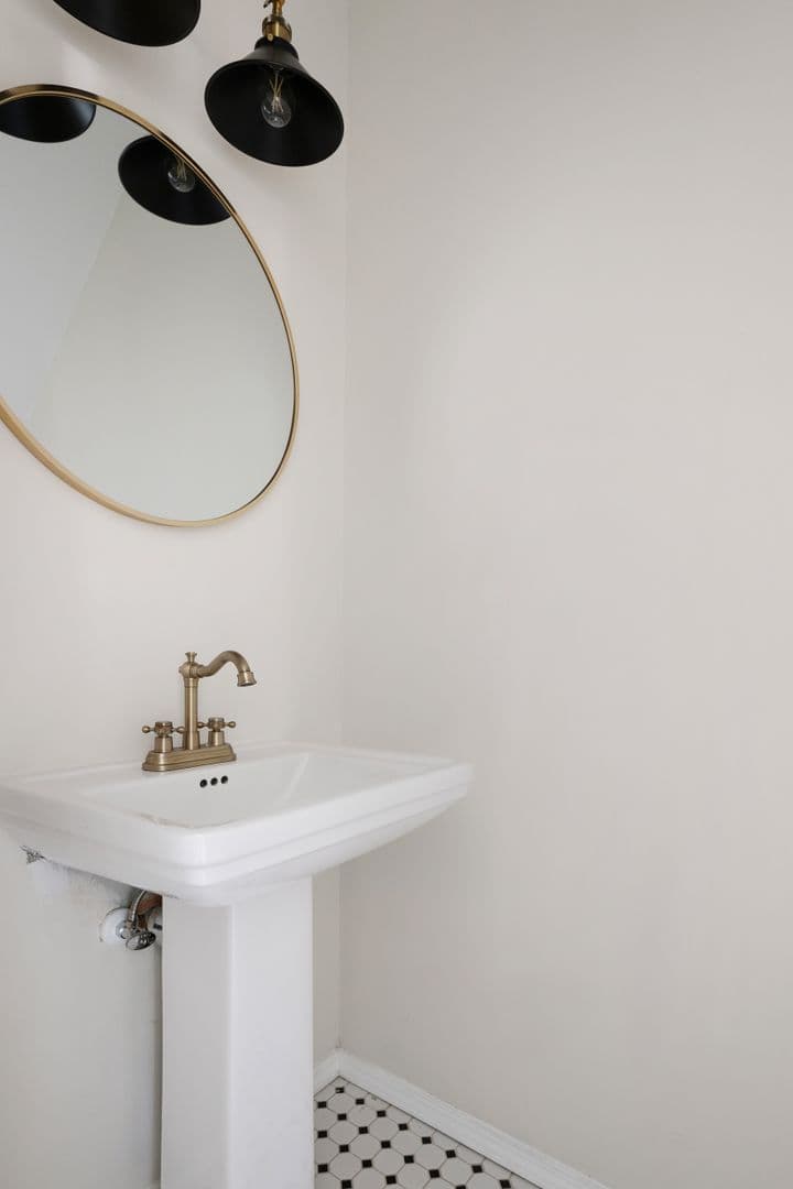 Mount Pleasant House: 664 Swinton Court