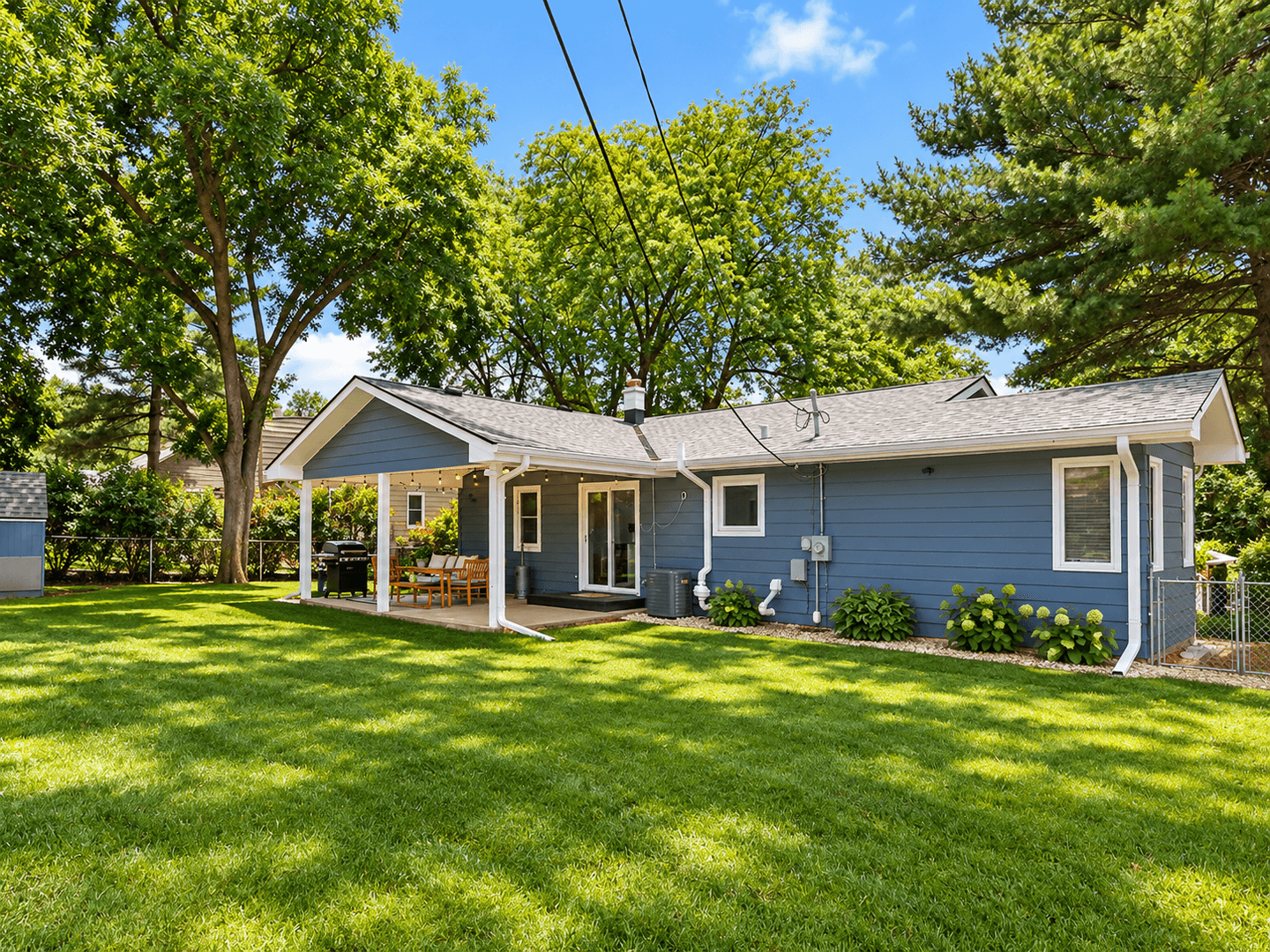 Omaha House: 619 S 68th St