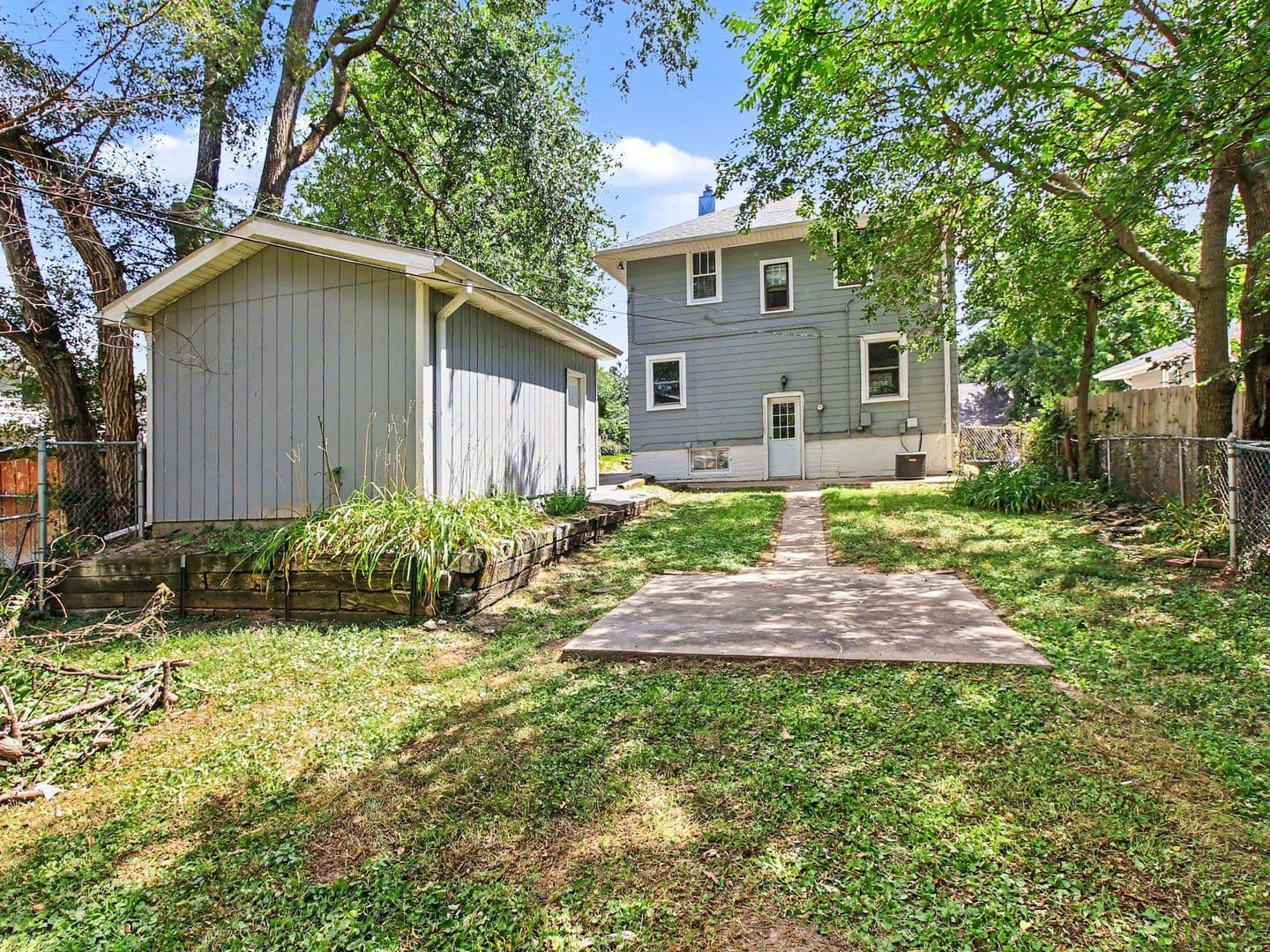 Omaha House: 6354 Parker St