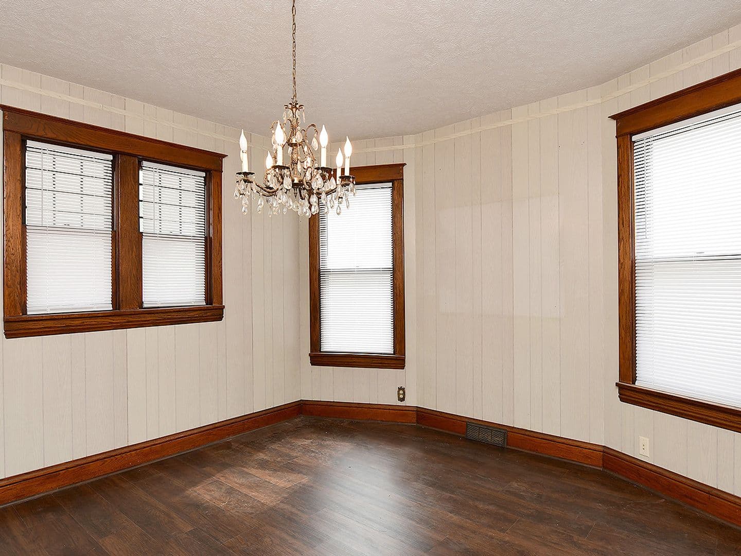 Omaha House: 817 S 36th St