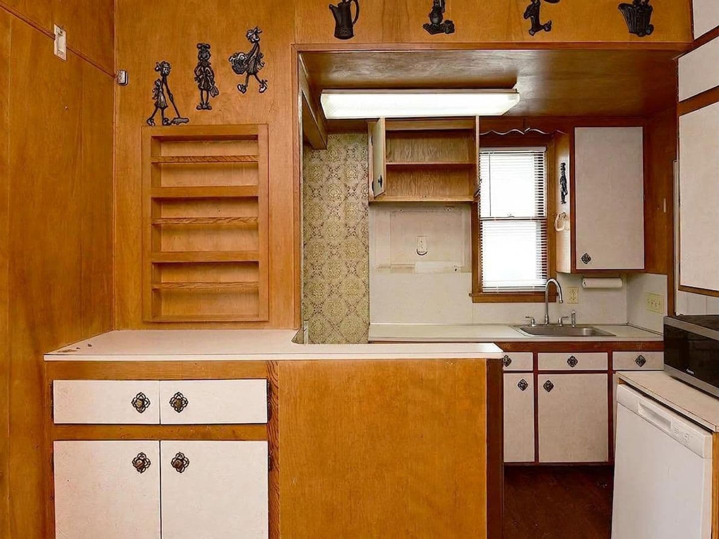 Omaha House: 817 S 36th St