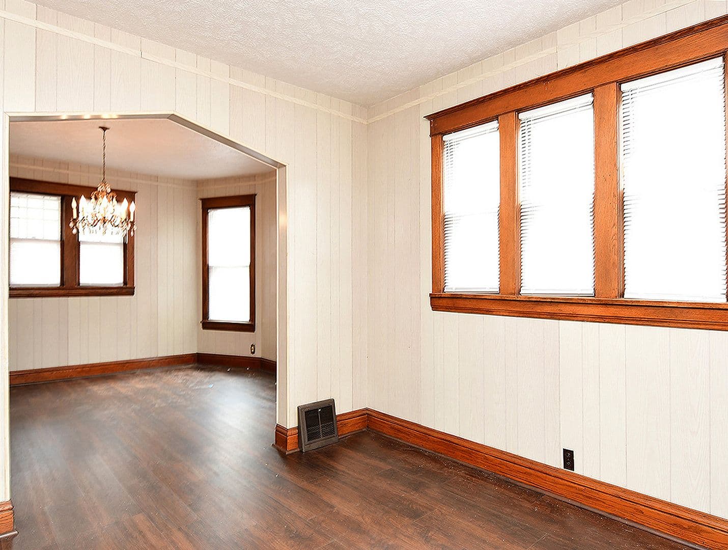 Omaha House: 817 S 36th St