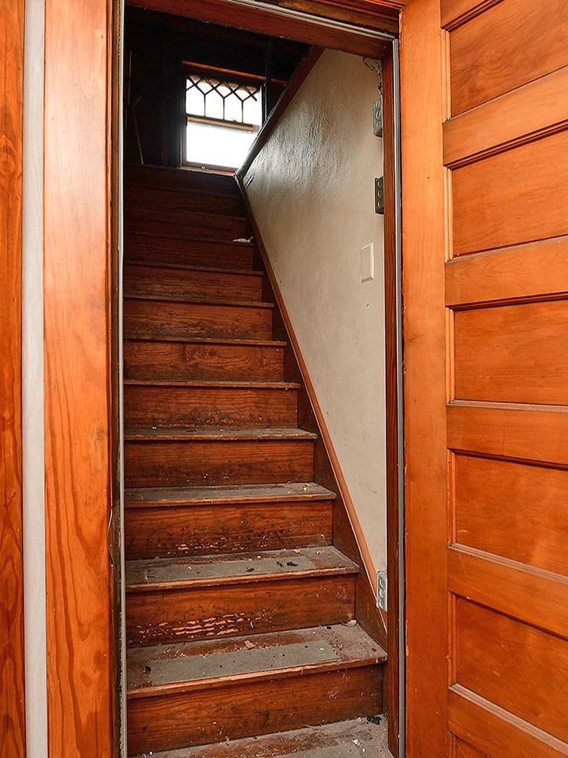 Omaha House: 817 S 36th St