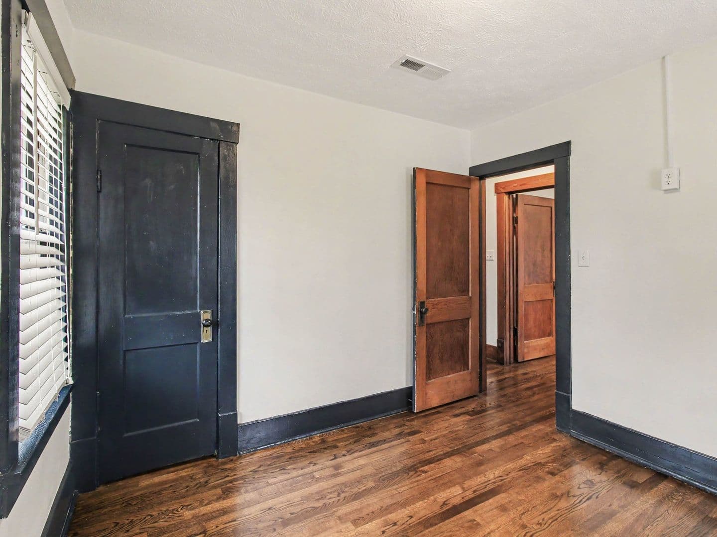 Omaha House: 6354 Parker St