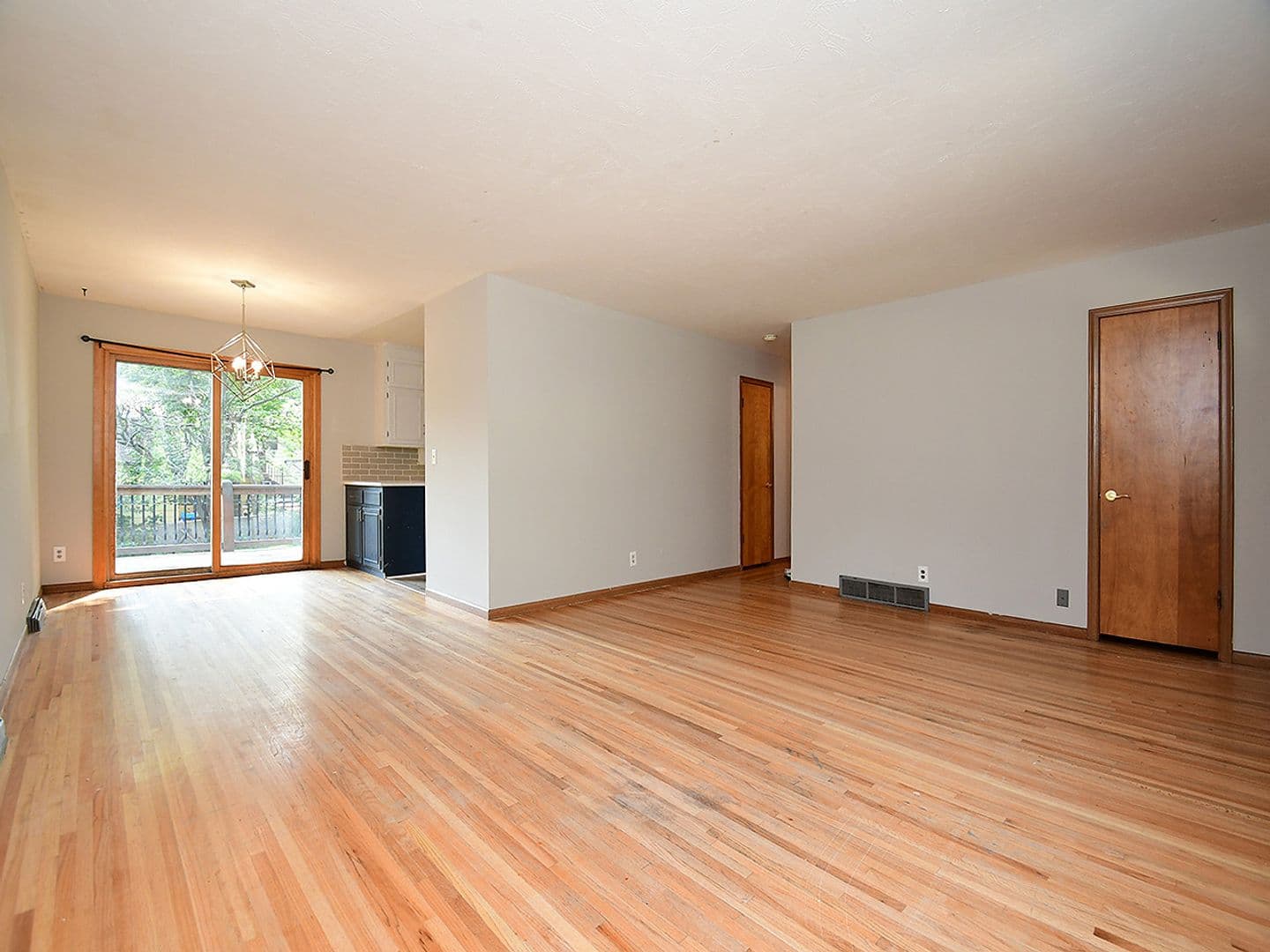 Omaha House: 1213 N 89th St