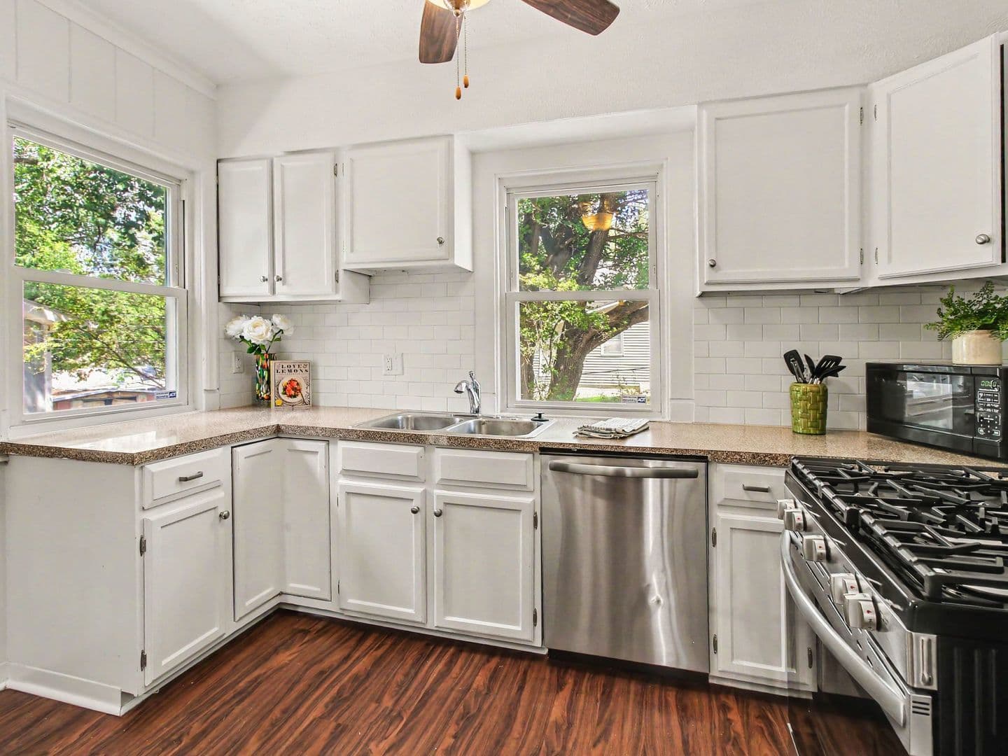 Omaha House: 6354 Parker St