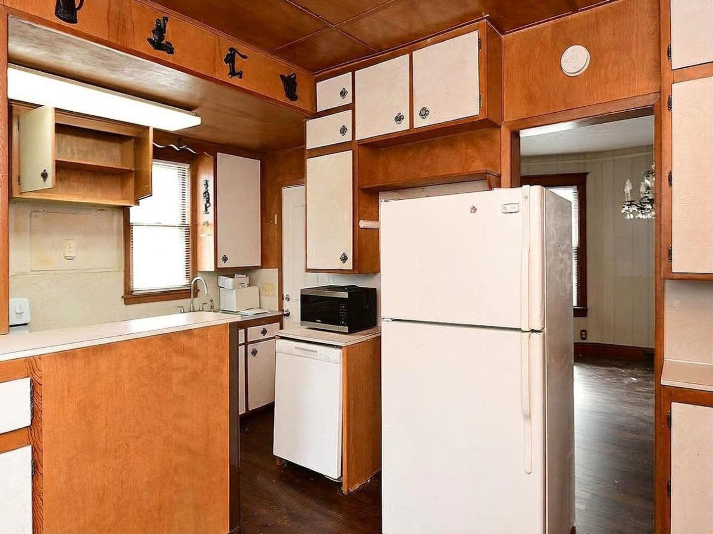 Omaha House: 817 S 36th St